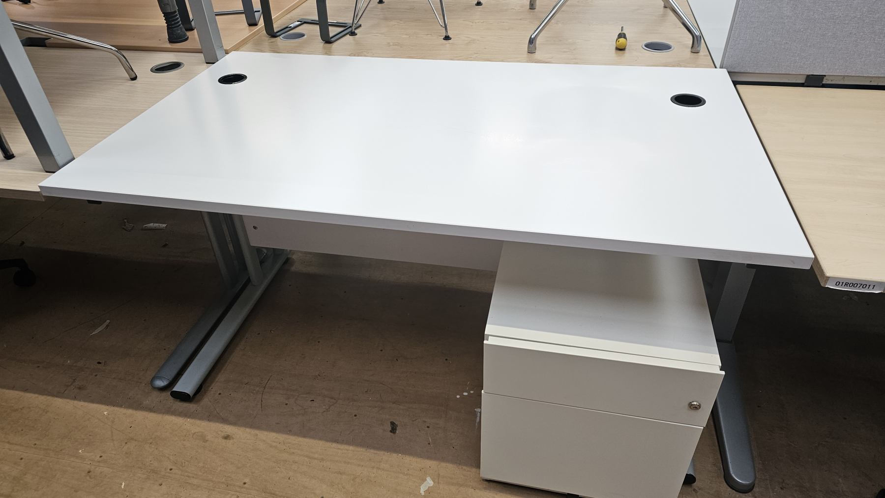 1400×800 white desk