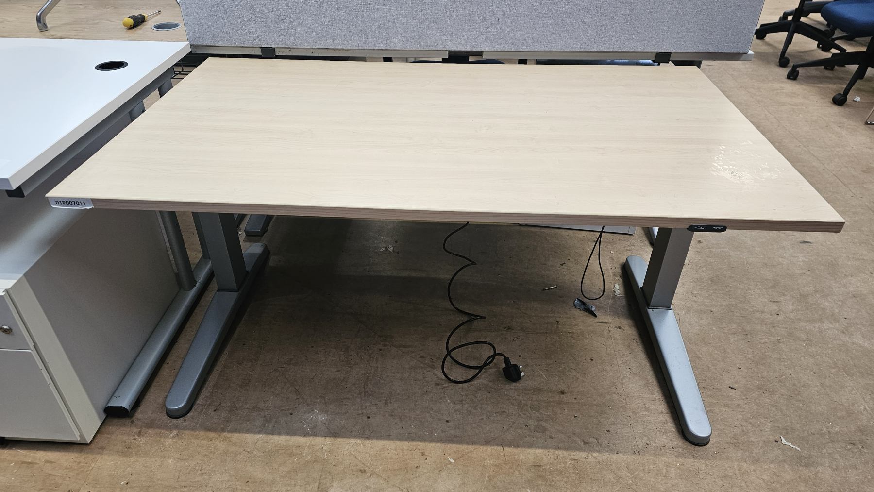 Steelcase 1400×800 electric sit/stand desk
