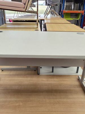 Senator 1400x800 grey desk
