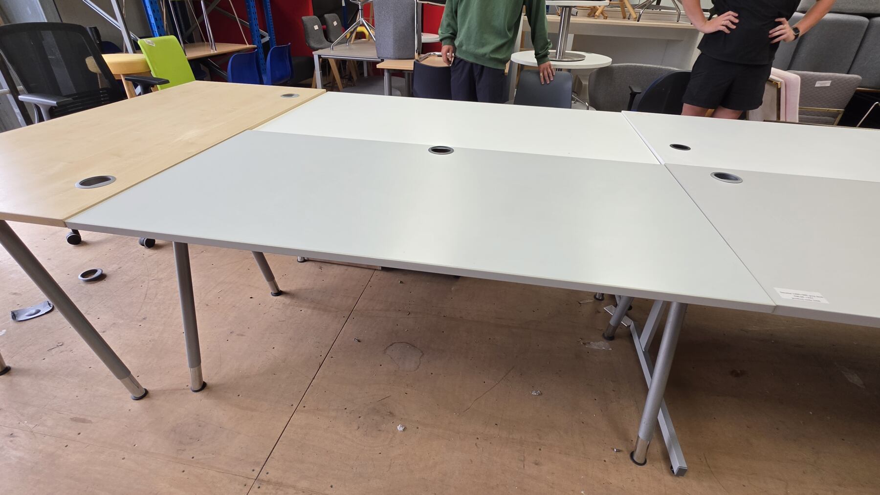 1600×800 grey desk